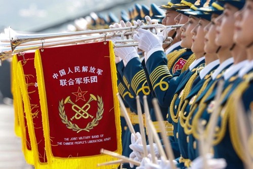 这是中国人民解放军联合军乐团在演奏。新华社记者 张玉薇 摄