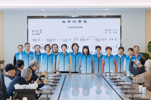 退休职工歌舞小组演唱所歌《生命的希望》