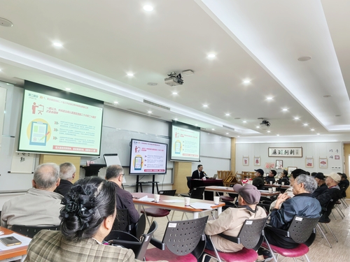 1030离退休支部上课照片